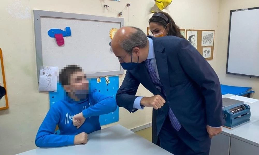 Επίσκεψη Χατζηδάκη στο Κέντρο Εκπαίδευσης και Αποκατάστασης Τυφλών